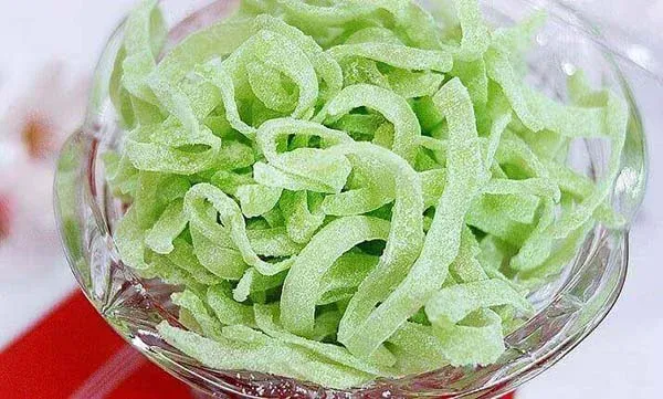 Mứt dừa non lá dứa có màu xanh đẹp mắt
