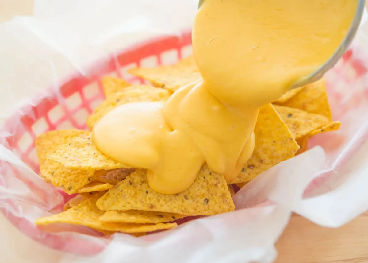 Nachos giòn tan kết hợp cùng lớp sốt phô mai đậm đà