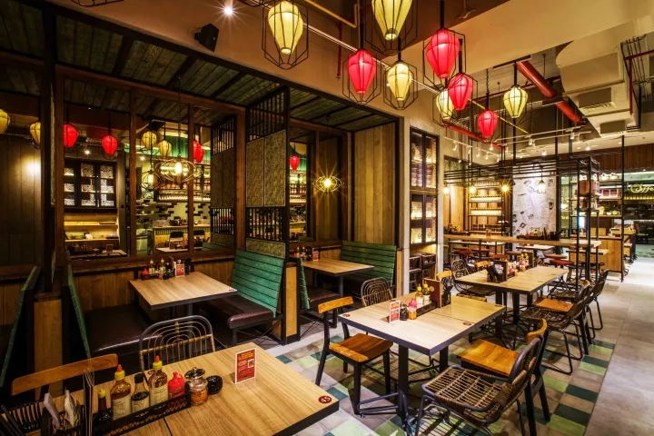 Không gian quán cà phê ấm cúng với khu vực phục vụ đồ ăn nhẹ