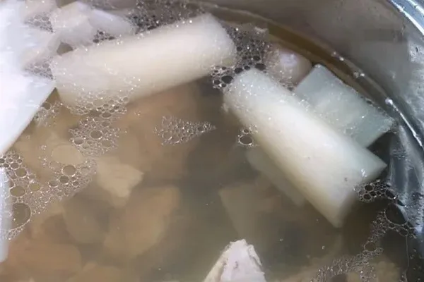 Hầm xương cùng rau củ để lấy nước dùng