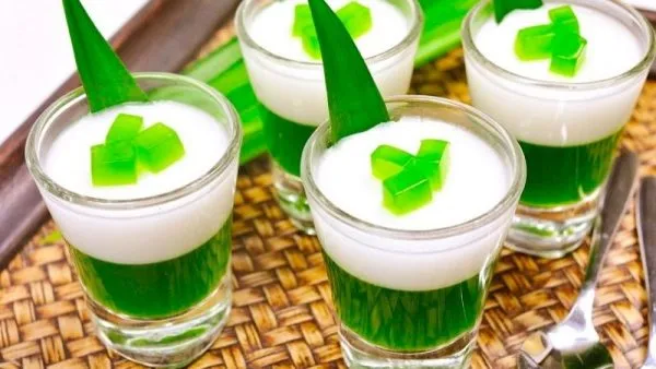 Quy trình thực hiện thạch rau câu hai tầng yêu cầu sự tỉ mỉ trong khâu đổ khuôn