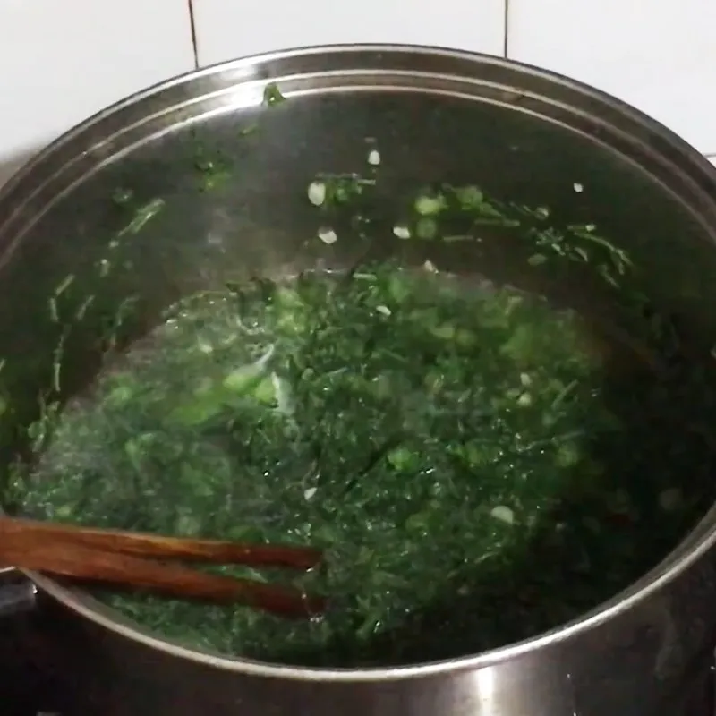 Đổ nước vào nồi canh