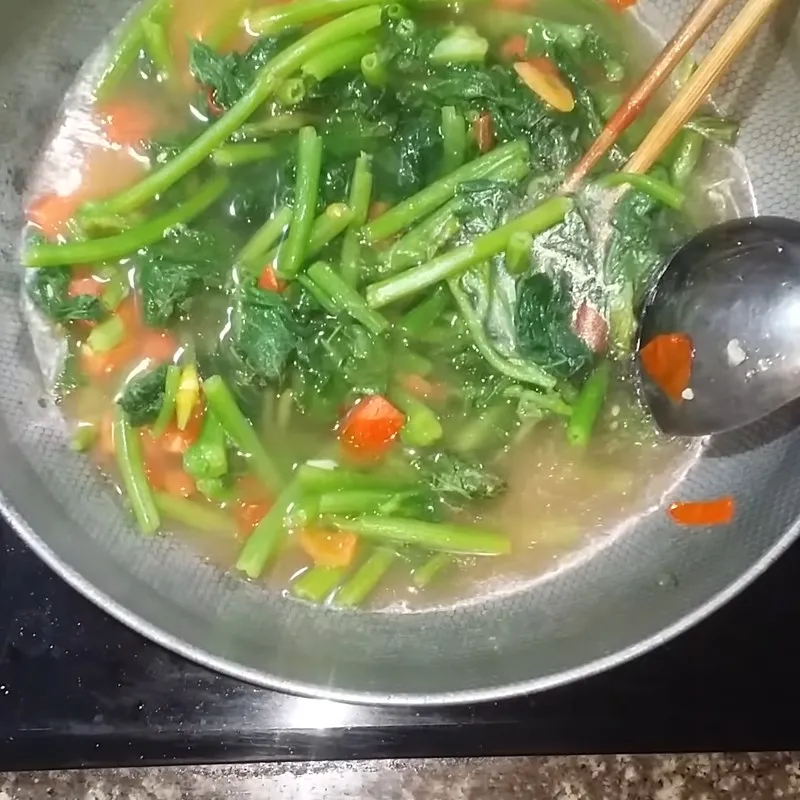 Đun sôi nước nấu canh rau bí