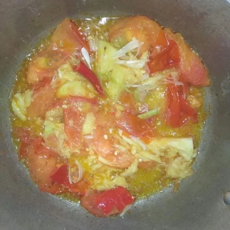 Quá trình đun nước dùng và nấu chín cá basa trong nồi