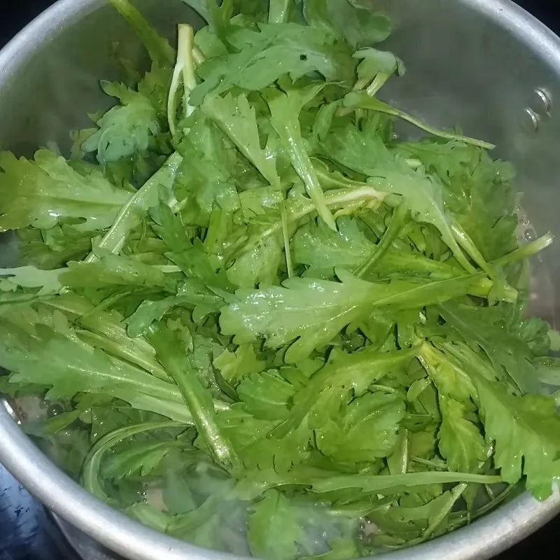 Nấu nước dùng sôi kỹ và vớt bọt sạch trước khi cho rau cải cúc vào nồi