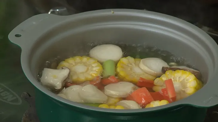 Nấu canh chay rau củ trong nồi