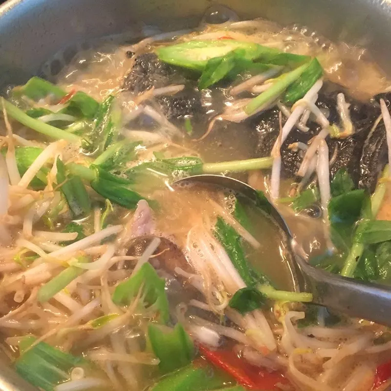 Hoàn thiện món canh với rau thơm thì là đặc trưng của món cá tầm