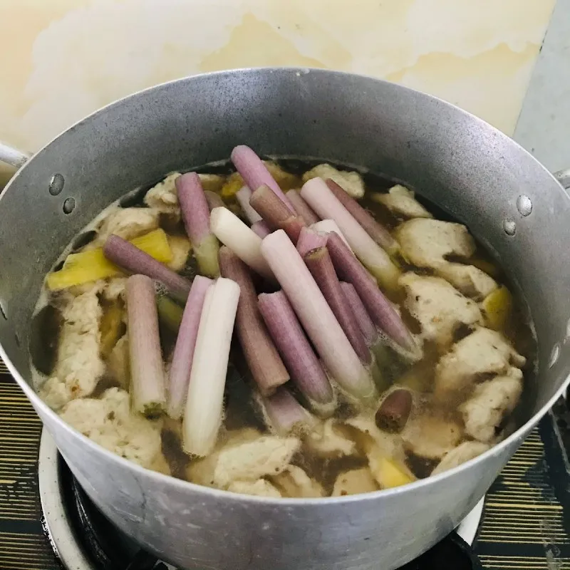 Cho bông súng và bông điện điển vào nồi canh