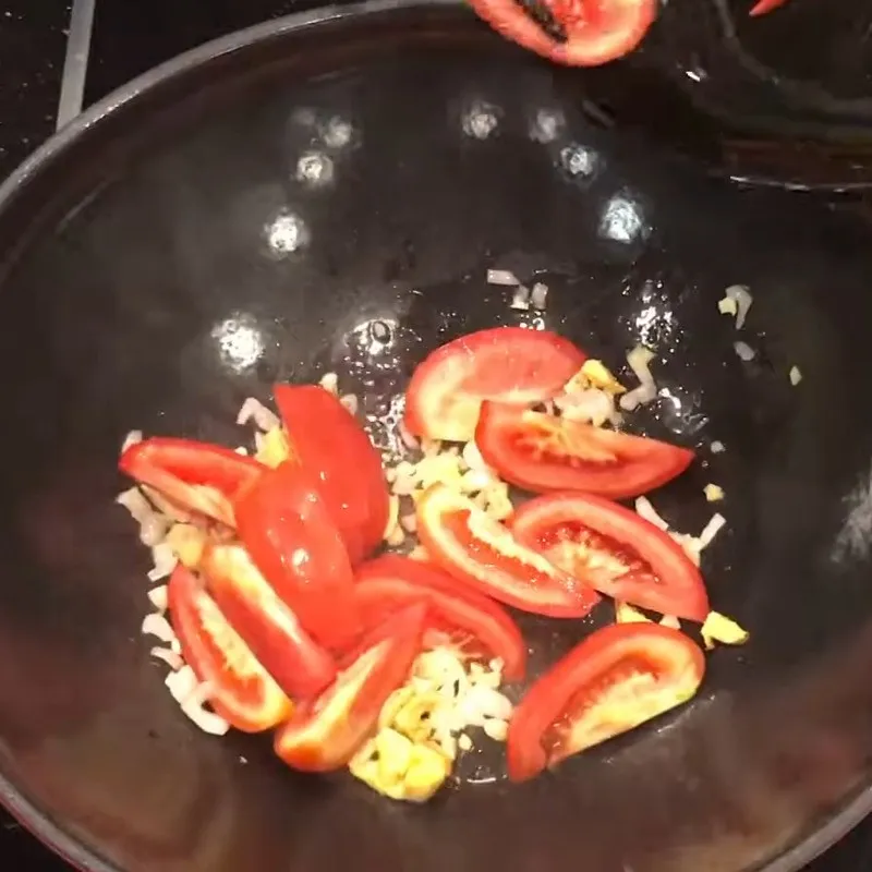 Phi thơm hành tỏi và gừng để tạo lớp nền hương vị cho món canh