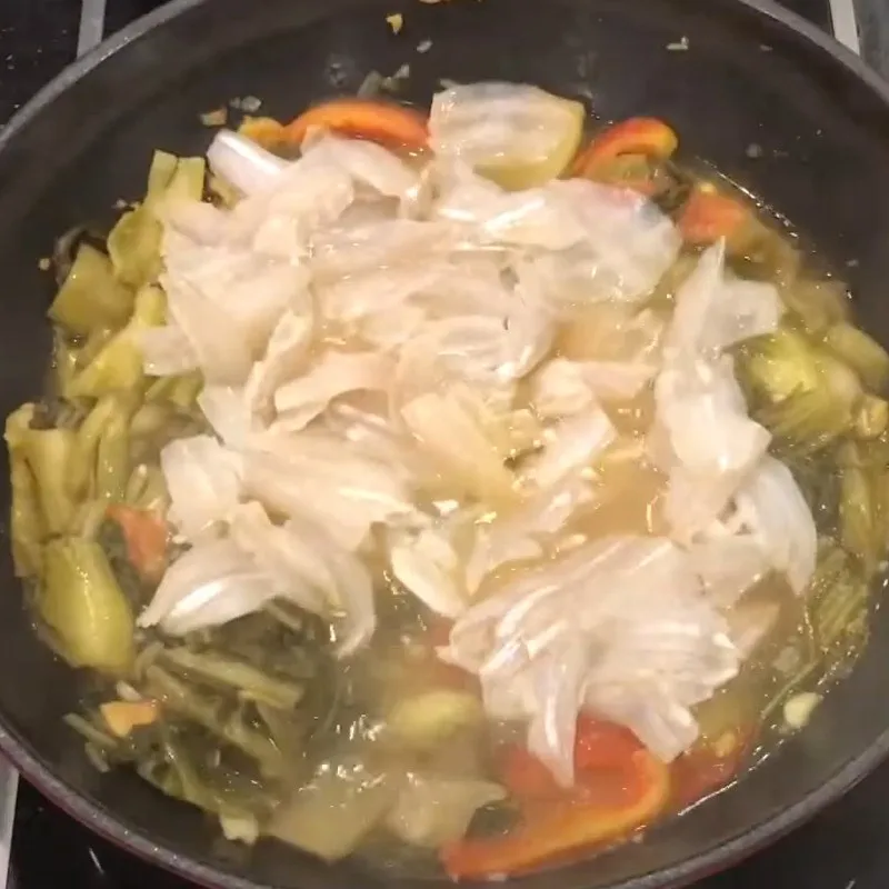 Cho cá mai vào nồi nước dùng đang sôi để giữ độ ngọt tự nhiên