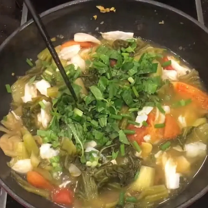 Nồi canh chua cá mai đã hoàn thành với màu sắc vô cùng hấp dẫn