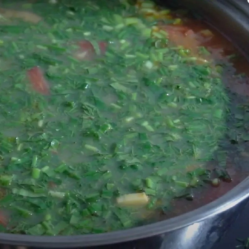 Nấu canh chua cá tầm dọc mùng