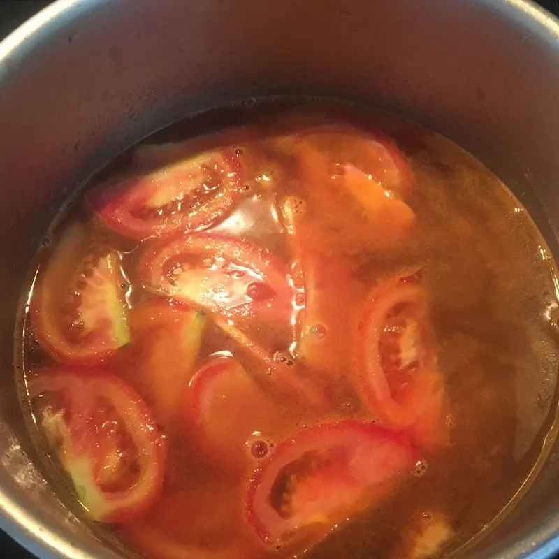 Nấu nước dùng sôi rồi mới cho cá tầm vào để giữ độ ngọt của thịt cá