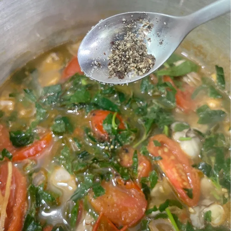 Hoàn thiện công đoạn cuối cùng cho cách nấu canh hàu lá lốt tại nhà