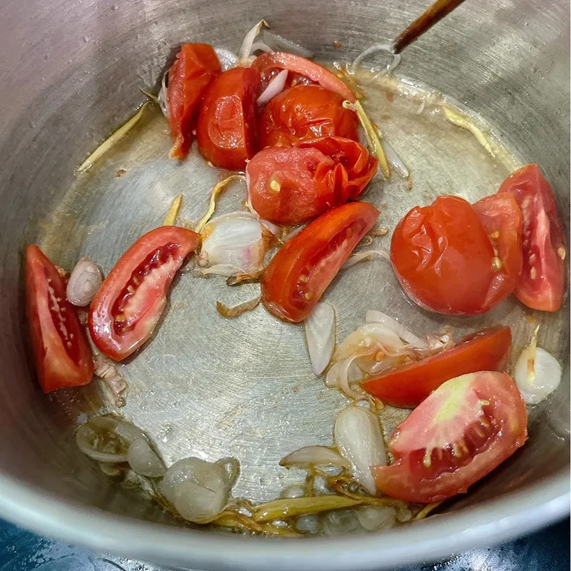 Công đoạn phi thơm hành gừng và xào cà chua trong quy trình nấu canh