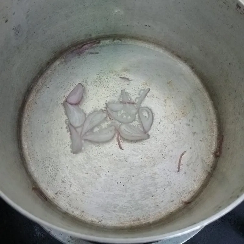 Quá trình nấu canh mồng tơi mướp trên bếp