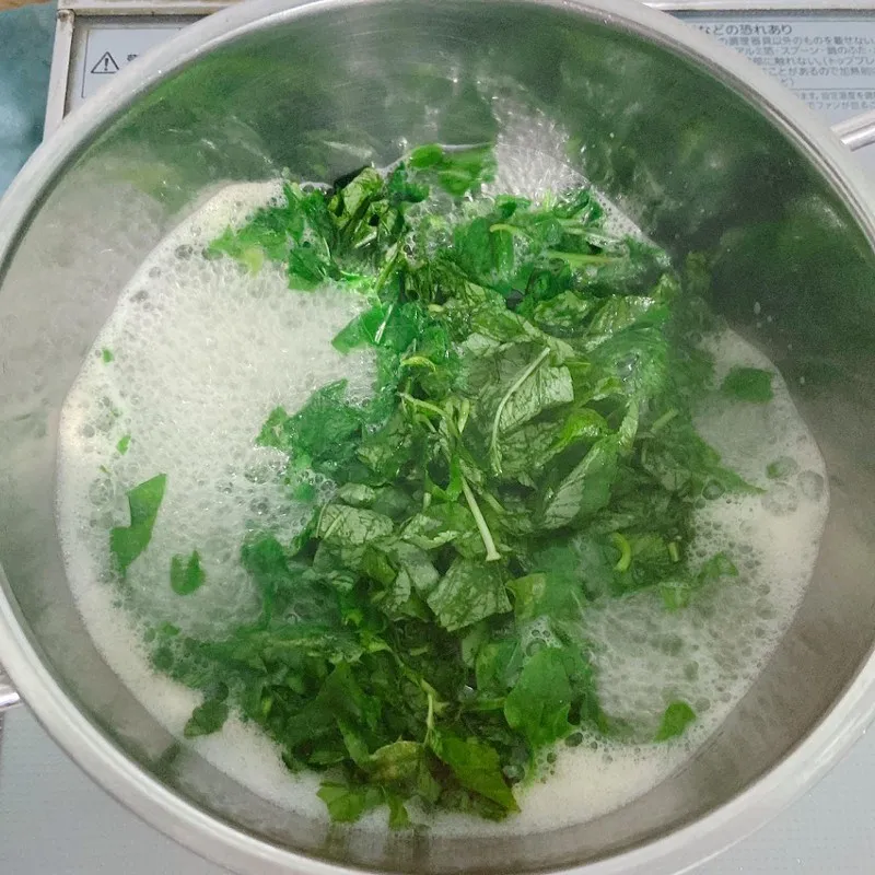 Khuấy đều rau đay trong nước sôi giúp rau chín tới mà vẫn giữ được độ xanh