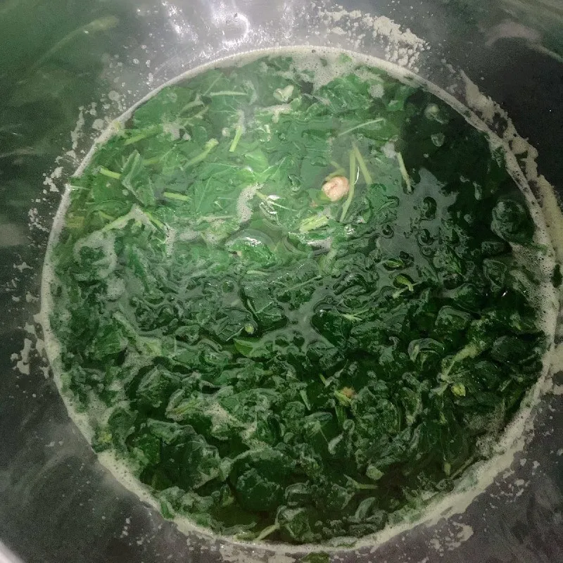 Múc canh ra tô khi còn nóng giúp hương vị tôm khô lan tỏa mạnh mẽ nhất