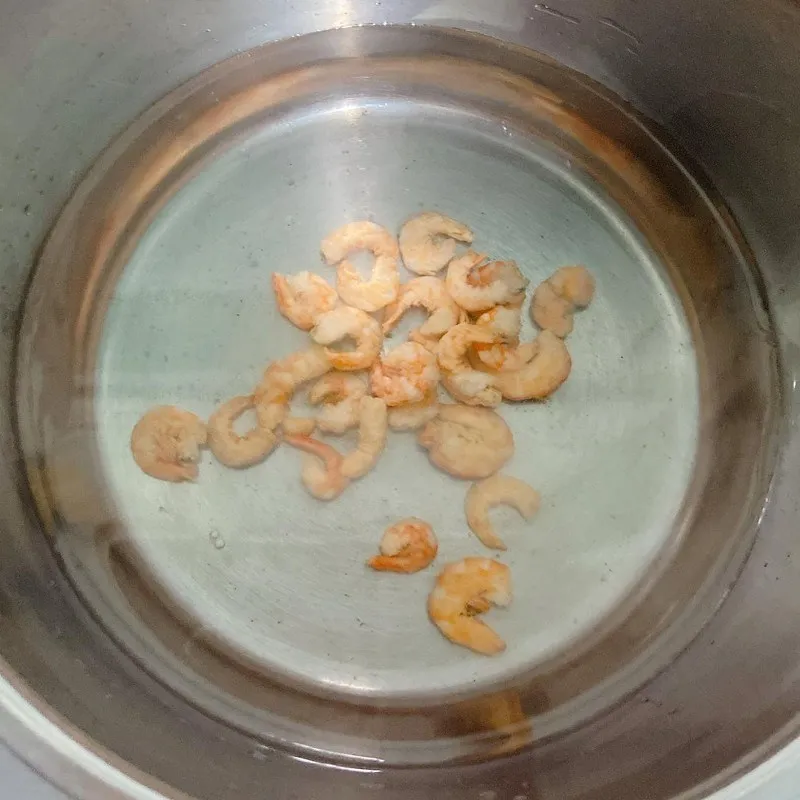 Nấu nước dùng tôm khô giúp tạo nên vị ngọt thanh tao đặc trưng cho món canh