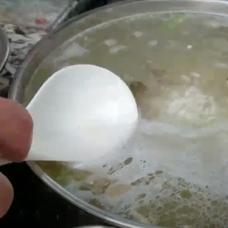 Hớt bọt thường xuyên để nồi cháo cá luôn trong và thanh vị