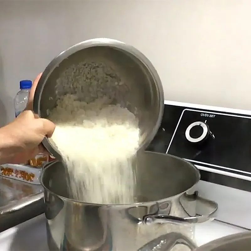 Ninh cháo với lửa nhỏ giúp hạt gạo nở bung mềm mại