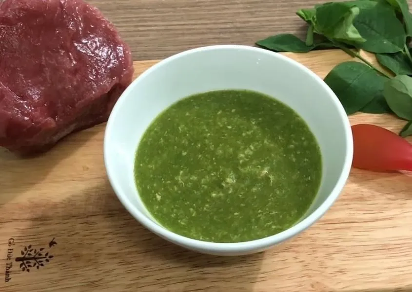 Cháo thịt bò rau ngót cho bé 6 tháng với màu xanh tự nhiên từ rau ngót tươi