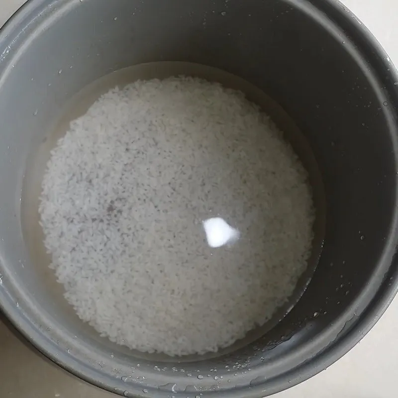 Thao tác cài đặt và nấu cháo bằng thiết bị nồi cơm điện hiện đại