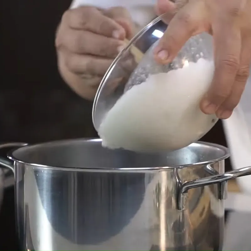 Ninh gạo cho đến khi hạt cháo nở bung đều