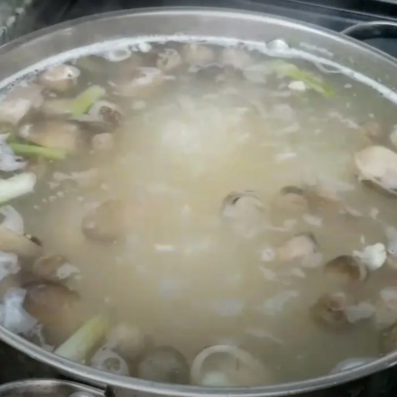 Nấu cháo với lửa nhỏ, khuấy đều