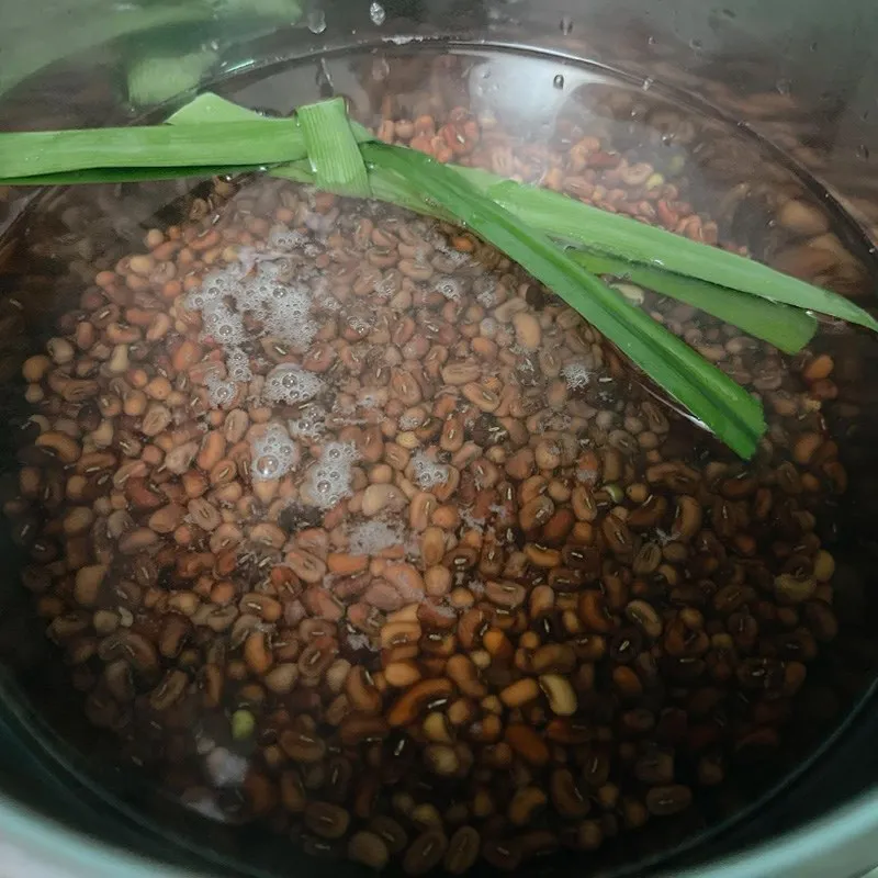 Thêm lá dứa vào nồi chè để tạo hương thơm thanh khiết