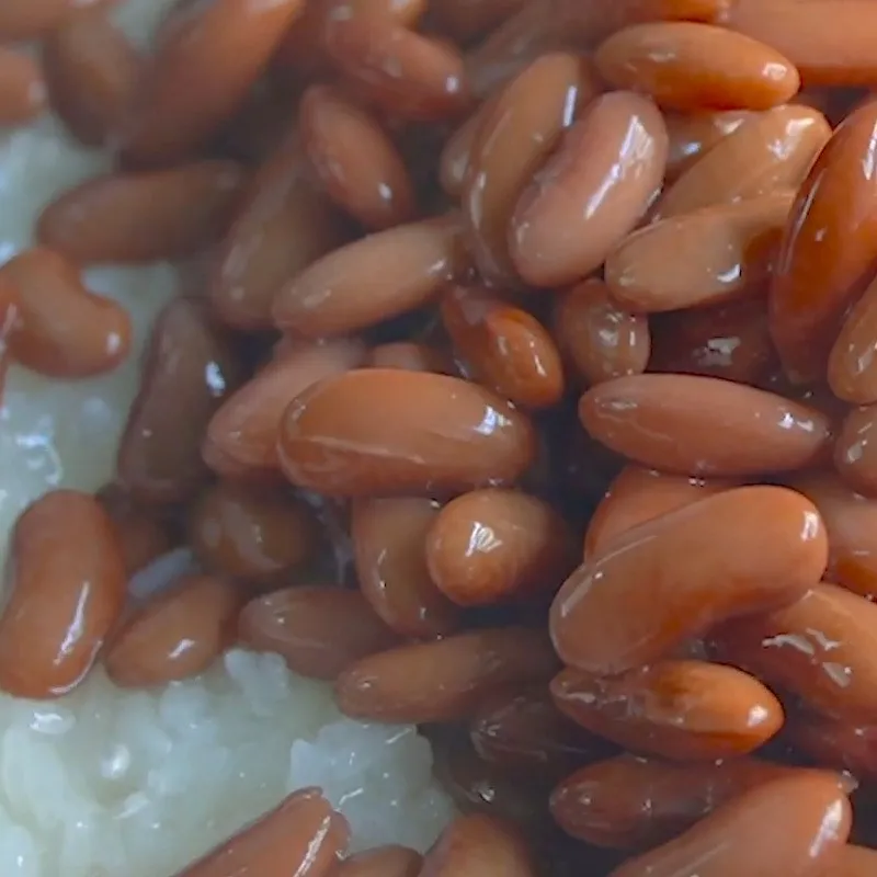 Hòa quyện gạo nếp và đậu đỏ trong quy trình cách nấu chè đậu đỏ với nếp