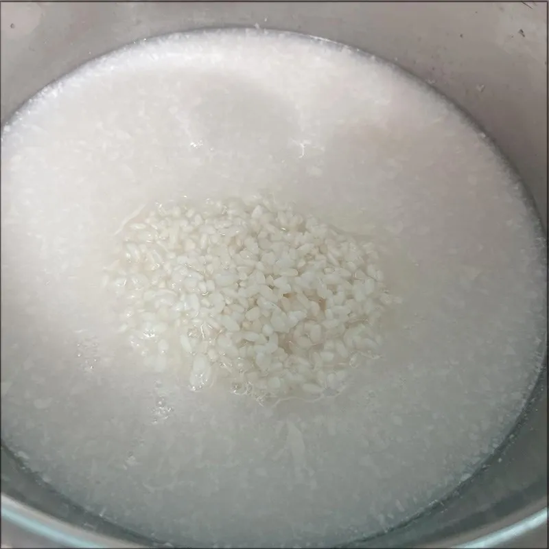 Nấu nếp cùng nước dừa tươi tạo độ sánh mịn cho món chè