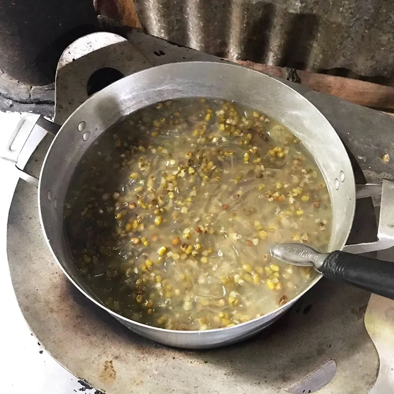 Chè đậu xanh nha đam đang được nấu trên bếp