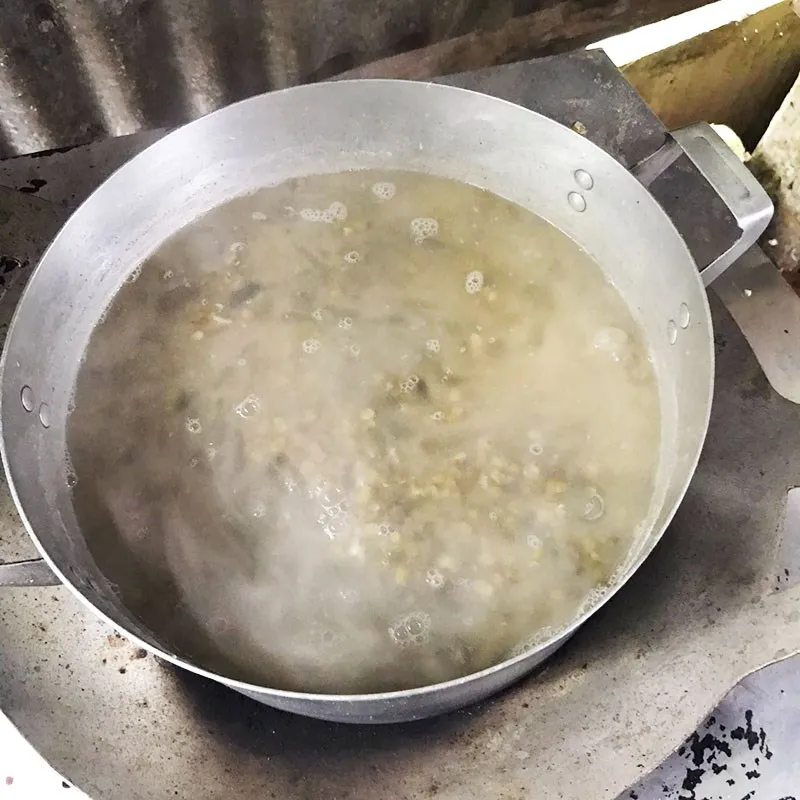 Đường được thêm vào nồi chè