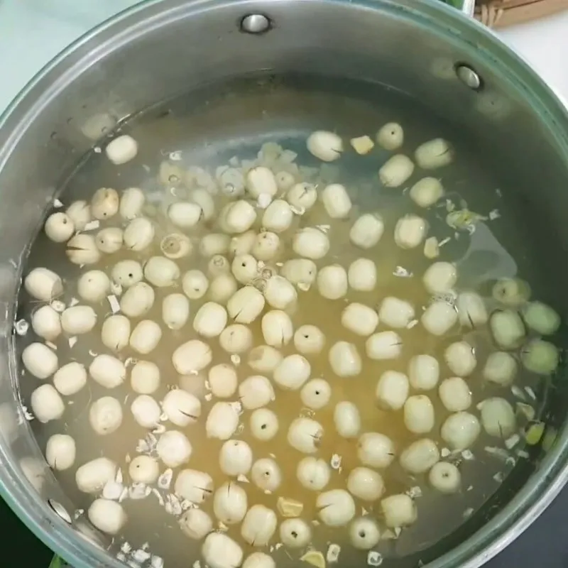 Nấu mềm hạt sen, bắp và tạo hương thơm với lá dứa