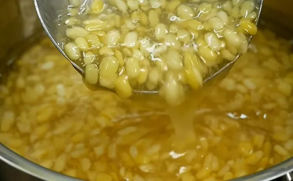 Nấu đậu xanh kết hợp bột năng tạo nên lớp chè mịn màng hấp dẫn