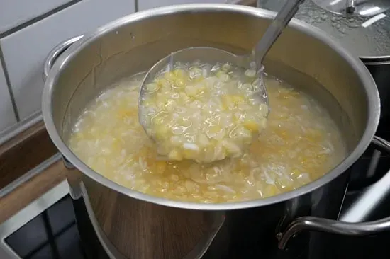 Nấu chè trên lửa vừa và khuấy đều tay để nguyên liệu chín đều