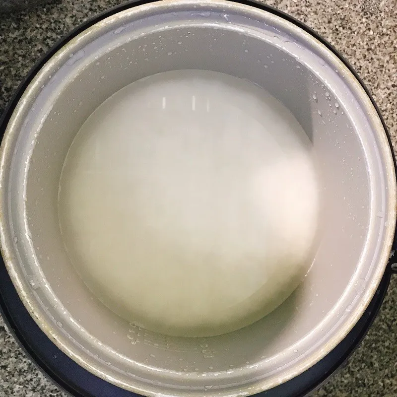 Chiên trứng mỏng và thái thành sợi giúp nhân Kimbap đều màu và đẹp mắt hơn