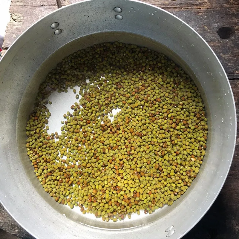 Đậu xanh đang được nấu trong nồi