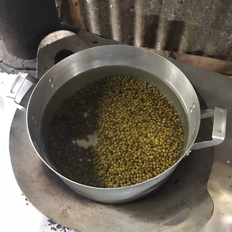 Thêm nước và muối vào nồi đậu xanh