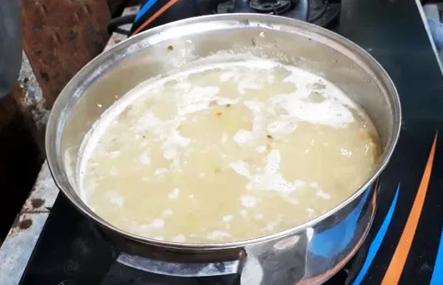 Nấu gạo cùng nước xương dê tạo nên món cháo thơm ngon bổ dưỡng