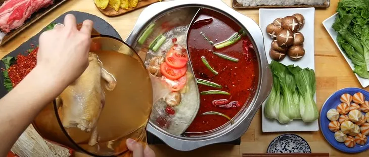 Nồi lẩu uyên ương với hai ngăn nước lẩu cay và không cay