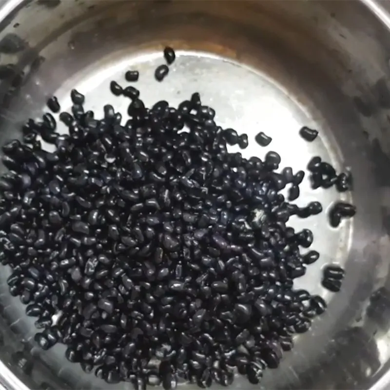 Đun sôi hỗn hợp khoai và các loại hạt trên lửa vừa