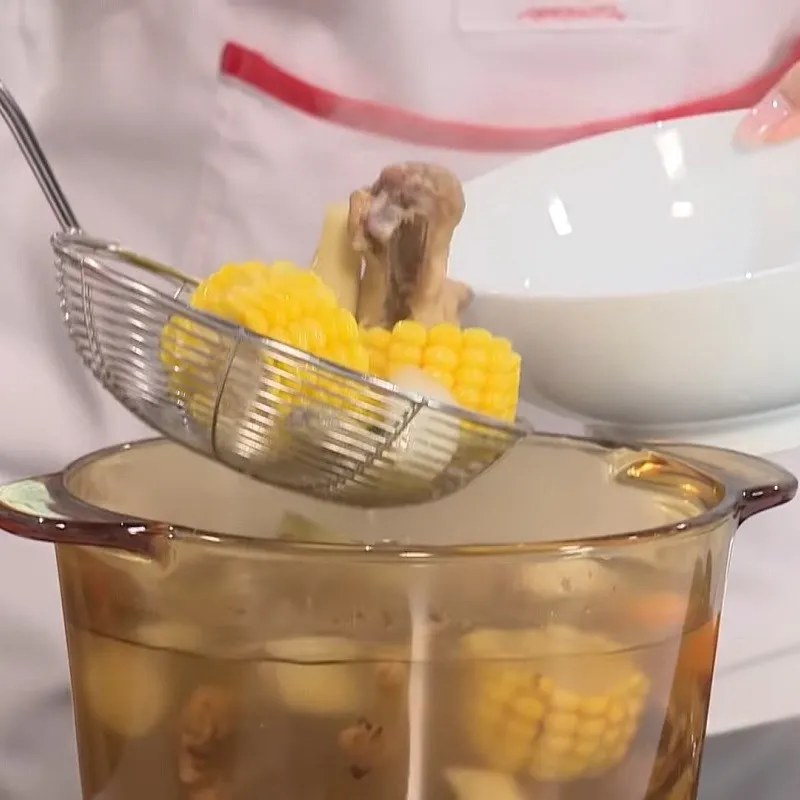 Nhúng tôm vào nồi lẩu đang sôi