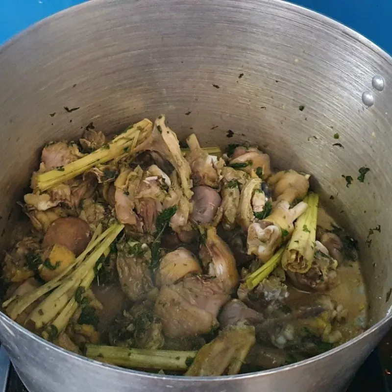 Nấu lẩu gà lá é