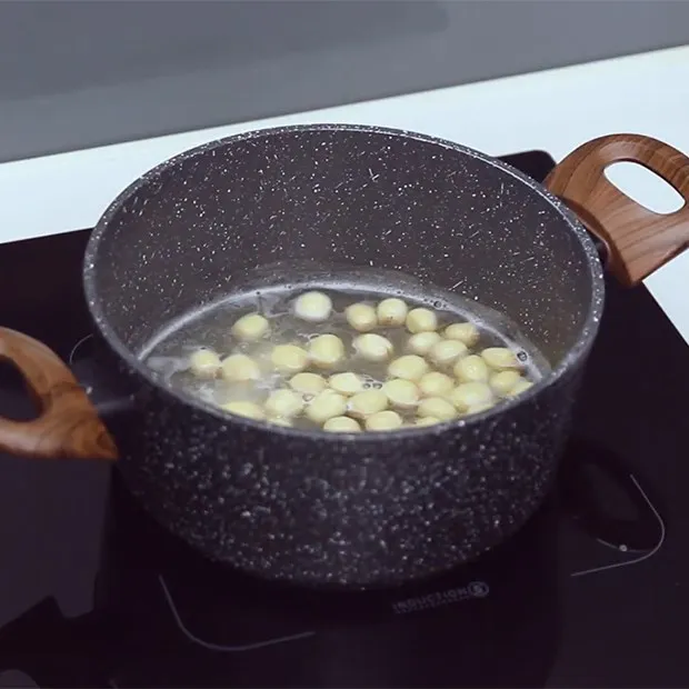 Bước 2 Nấu mềm hạt sen Chè sen dừa