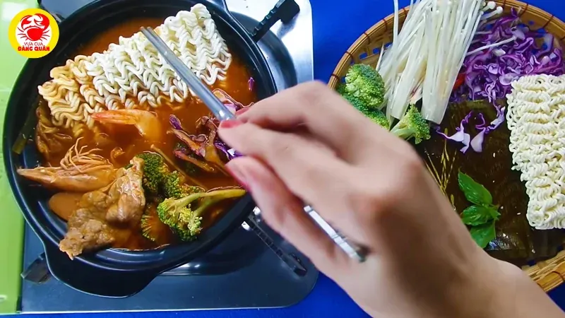 Hoàn thành tô mì cay hấp dẫn