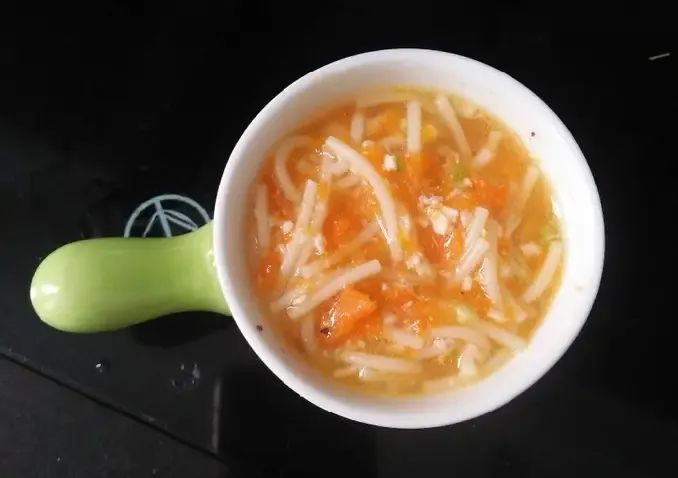 Mì gà cà rốt giàu protein và vitamin, giúp bé phát triển khỏe mạnh