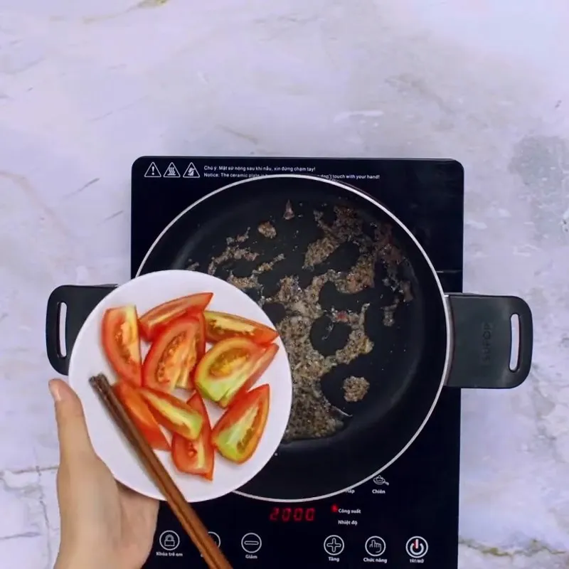 Nấu nước dùng canh cá lăng với măng chua và cà chua để tạo vị thanh