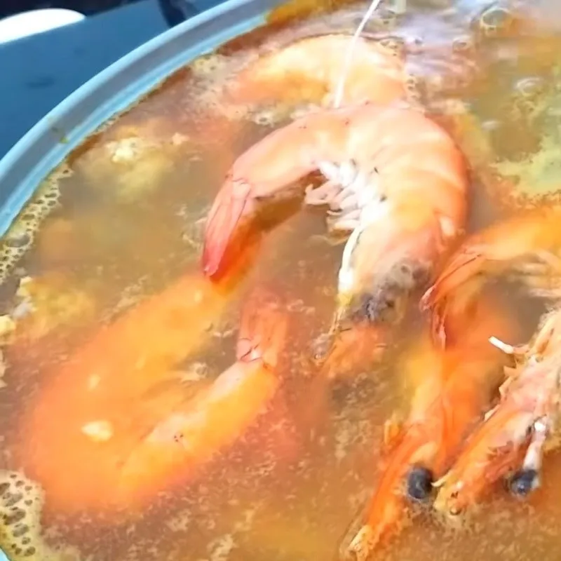 Giò heo được hầm mềm cùng cà rốt tạo vị ngọt tự nhiên cho nước dùng